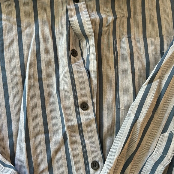 Vintage 80’s Shirt. Button-up and in good shape. Size L - Picture 3 of 4